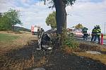 U Drahonic na Strakonicku po nárazu do stromu začalo auto hořet. Řidič při nehodě zemřel.