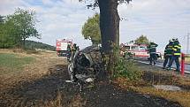 U Drahonic na Strakonicku po nárazu do stromu začalo auto hořet. Řidič při nehodě zemřel.