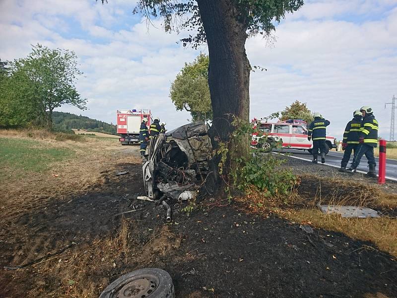 U Drahonic na Strakonicku po nárazu do stromu začalo auto hořet. Řidič při nehodě zemřel.