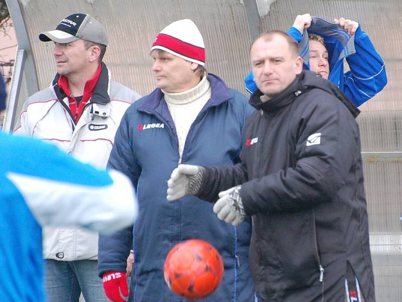 Fotbalisté Oseku (ve žlutém) vedli nad Katovicemi 1:0, ale nakonec prohráli 2:4.