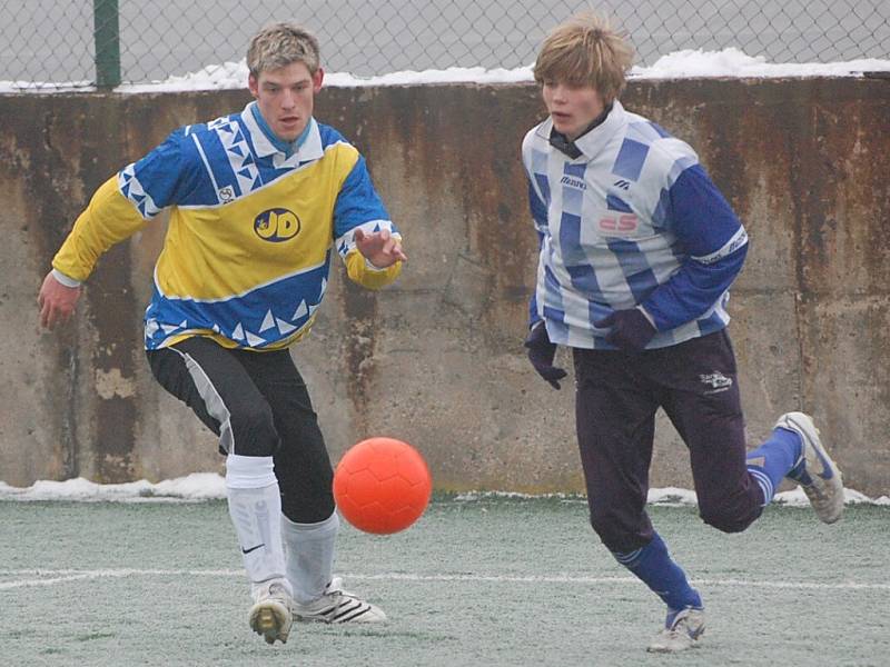 Vodňany (ve žlutém) se ve 2. kole Dudák Cupu rozešly smírně s dorostem Strakonic 1:1.