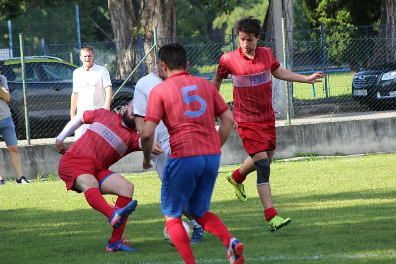 Hokejisté HC Strakonice (červené dresy) si na závěr letní přípravy zahráli fotbálek proti Sokolu Cehnice (1:5).