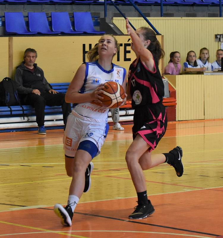 Liga kadetky: Strakonice - K. Vary 85:35.