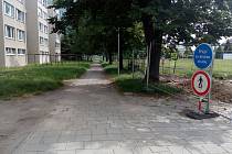 Chodník u školního hřiště ZŠ Dukelská.