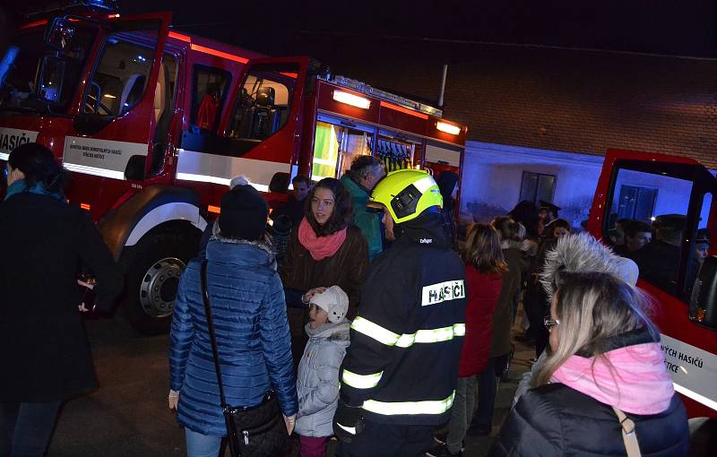 Obrazem: Ve Střelských Hošticích byl dnes hasičům s požehnáním předán k užívání dopravní automobil Iveco Daily. Vozidlo je určeno pro evakuaci a nouzové zásobování obyvatel obce v případě mimořádných událostí a rizik. Největší radost z obřího auta měly dě