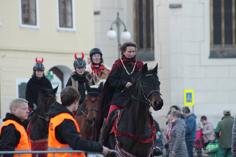 Již 8. ročník Mikulášské nadílky bez hluku petard se konal na vodňanském náměstí.