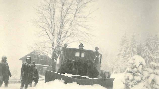 Silničáři při práci na odklízení sněhu v Pošumaví.