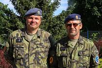 Rotmistr Vladimír Sosna a nadporučík Vladimír Látr patří mezi vojáky, kteří pomáhali při povodních v roce 2002.