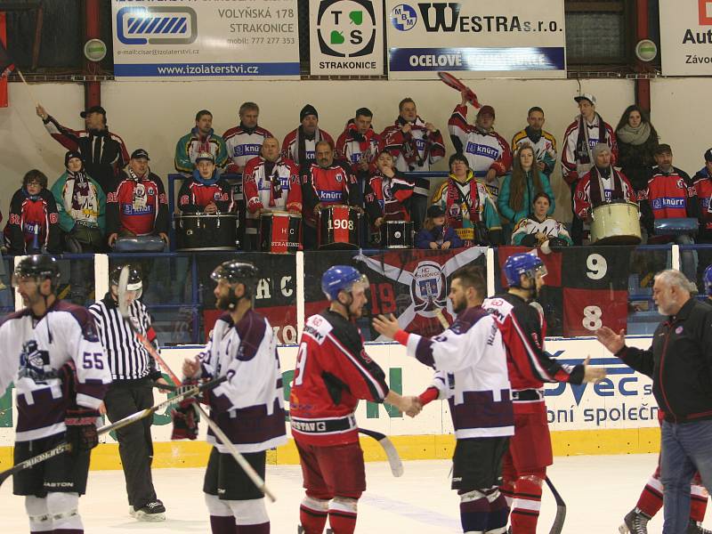 Strakoničtí hokejisté ve druhém utkání čtvrtfinále play off krajské ligy doma podlehli Hluboké nad Vltavou 1:3 a po předchozí porážce na ledě soupeře 2:3 pro ně sezona skončila.