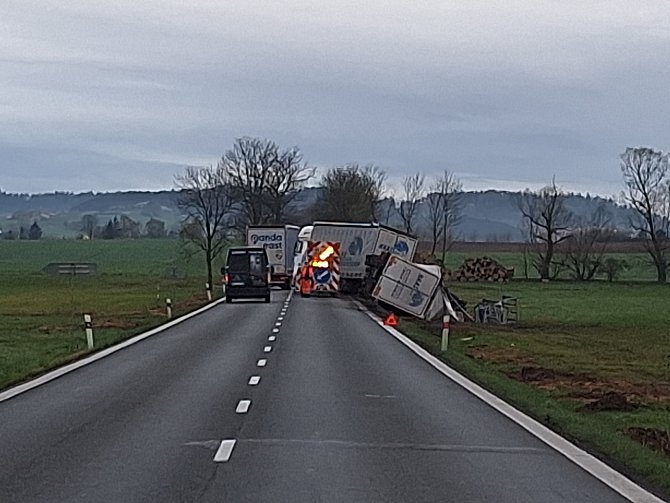 Nehoda kamionu u Střelských Hoštic.