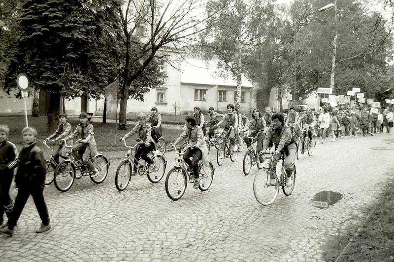 Prvomájový průvod a pokládání věnců v květnu 1989 ve Vodňanech.