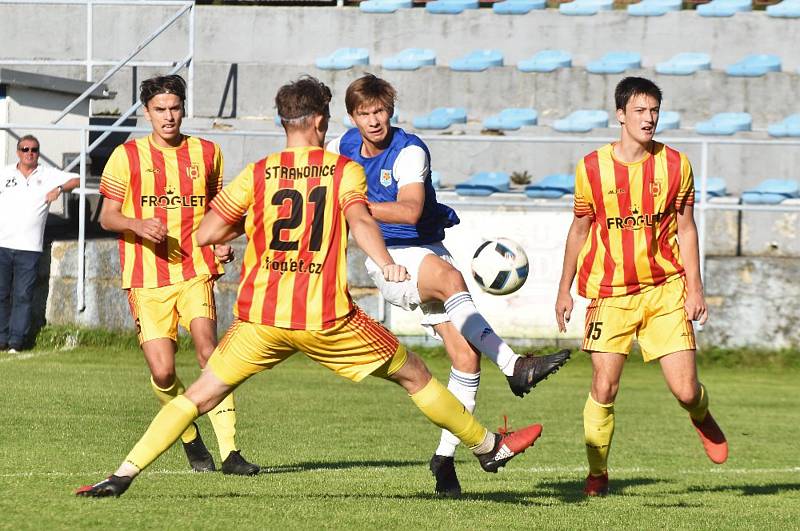 Fotbalový krajský přebor: Junior Strakonice - Třeboň 2:1.