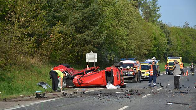 Na silničním okruhu Vodňan ve směru na Strakonice se střetla dvě osobní vozidla s kamionem.