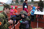 Vojáci ze Strakonic navštívili mateřské školy.