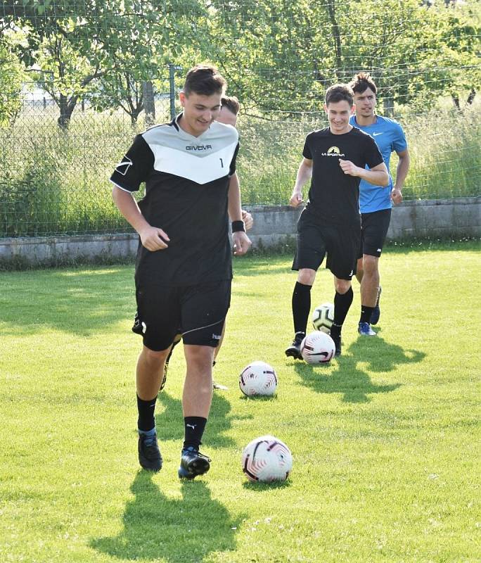 Fotbalisty Oseka převzali trenéři Josef Mráz s Romanem Malým.