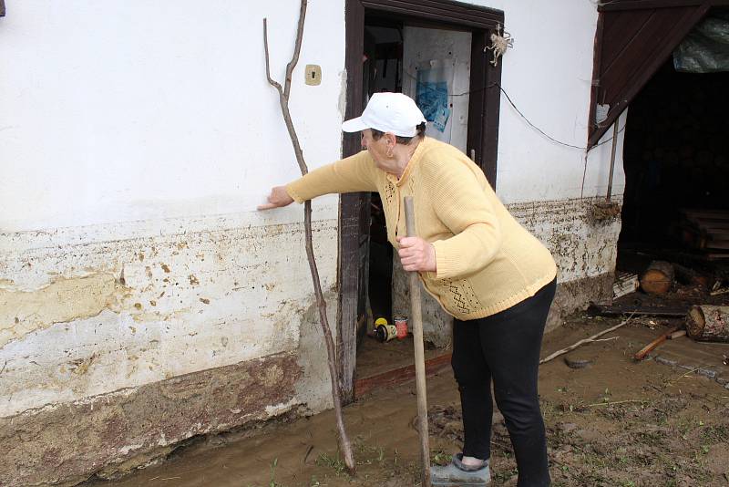 Přívalové deště přinesly ze čtvrtka 6. na pátek 7. června 2019 do Bílska velkou vodu a bahno.