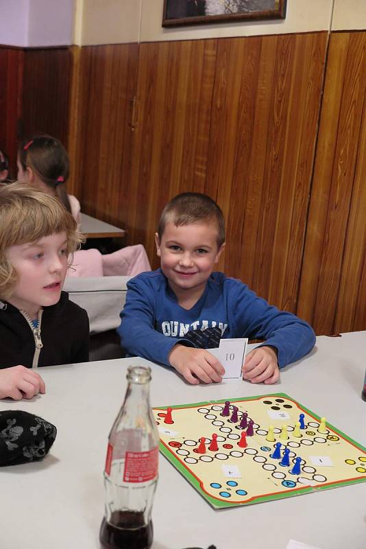 Turnaj v Člověče nezlob se, který připravila místní pobočka Českého svazu žen.