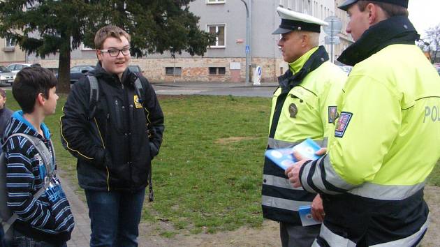 Policisté s dětmi opakovali pravidla chodců a cyklistů.   
