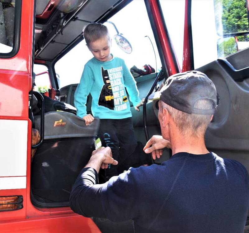 Děti si užily krásné dopoledne na kolech i koloběžkách. Foto: Jan Škrle