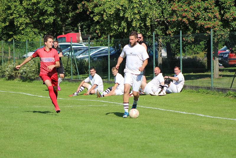 Hokejisté HC Strakonice (červené dresy) si na závěr letní přípravy zahráli fotbálek proti Sokolu Cehnice (1:5).