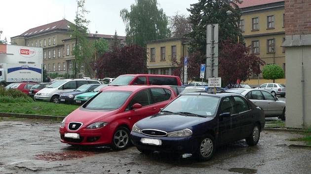 Zloději se vloupali celkem do 17 vozidel.