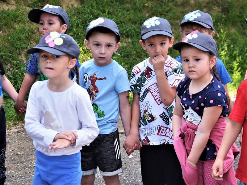 Děti si užily krásné dopoledne na kolech i koloběžkách. Foto: Jan Škrle