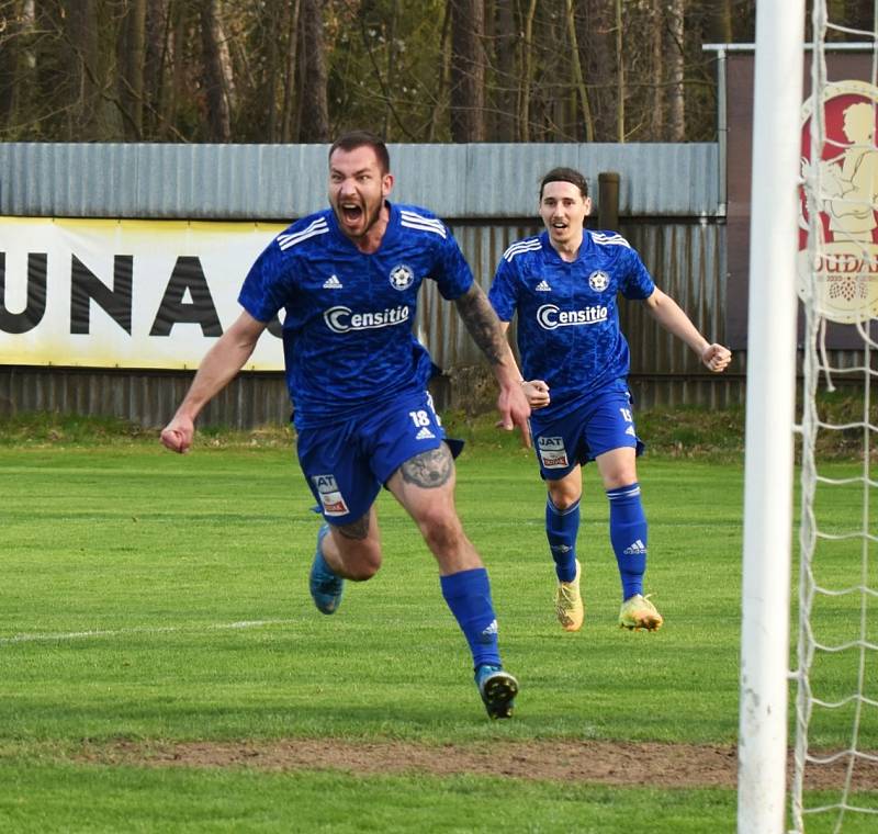 Fotbalová divize: Otava Katovice - Petřín Plzeň 3:0 (2:0).