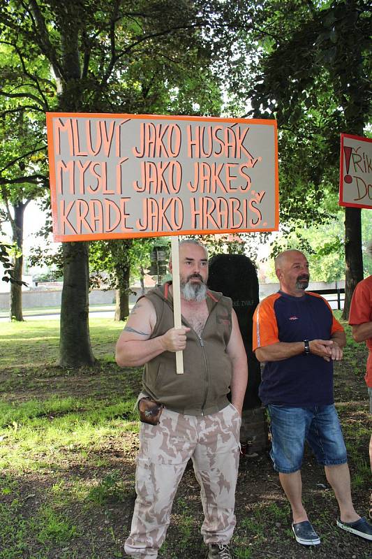 Na demonstraci spolku Milion chvilek pro demokracii ve Vodňanech promluvil v úterý 11. června i zakladatel a hlavní postava tohoto spolku Mikuláš Minář.