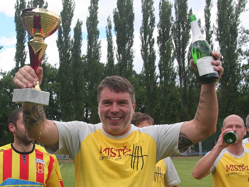 Fotbalisté Junioru Strakonice slavili čtvrtý postup v řadě.