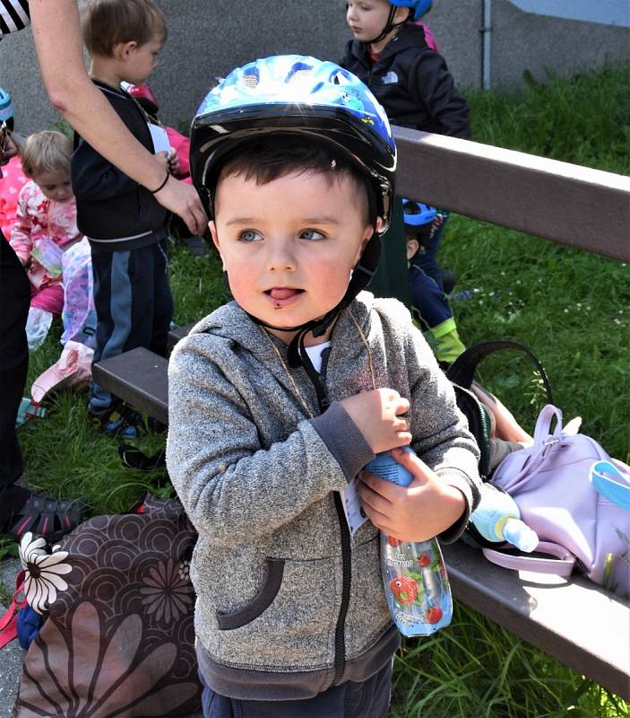 Děti si užily krásné dopoledne na kolech i koloběžkách. Foto: Jan Škrle