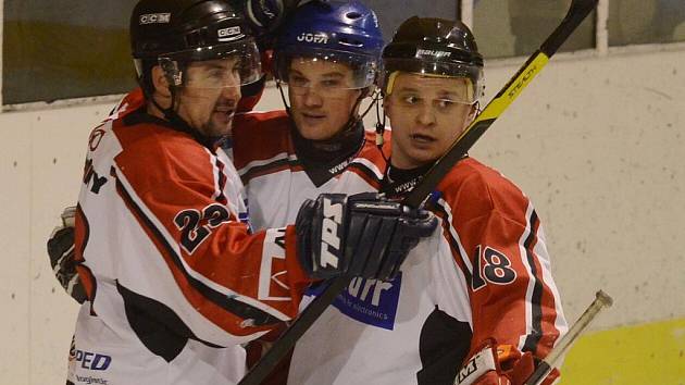 Strakonice ve čtvrtfinále play off porazily Božetice doma 7:2 a venku 10:3.