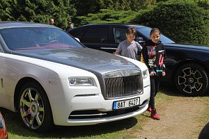 Luxusní vozy se v sobotu 4. května sjely na zámek do Lnář. Převládala auta značky Rolls-Royce.
