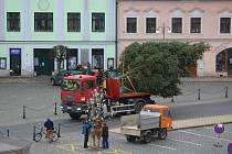 Do Vodňan dorazil vánoční strom.