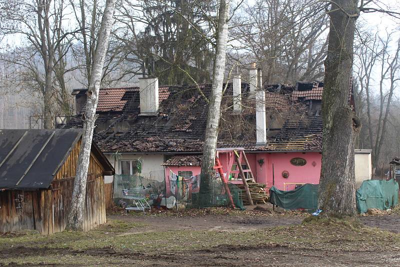 Prohořelá střecha, všudypřítomný pach spáleniště prolitého vodu. Místo úterního požáru ve Strakonicích.