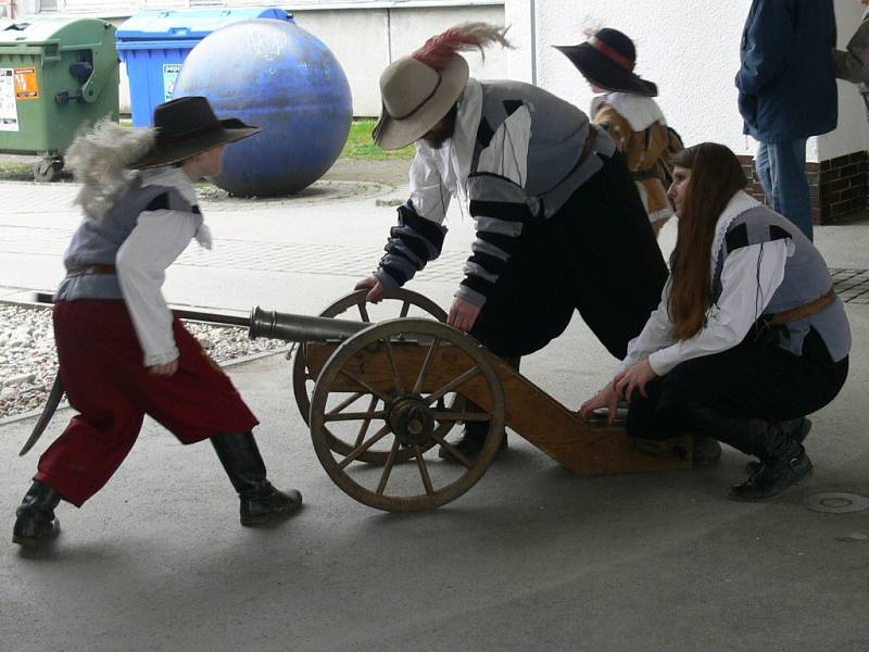 Škola byla plná pohádkových postaviček.