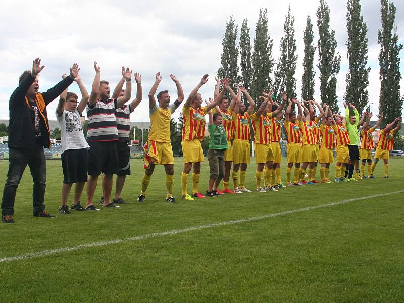 Fotbalisté Junioru Strakonice slavili čtvrtý postup v řadě.