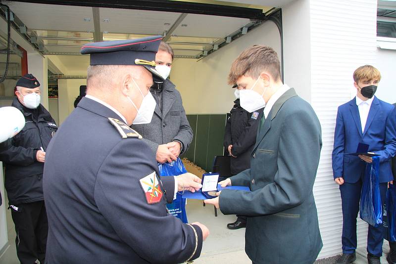 Ocenění studentů Střední rybářské školy ve Vodňanech a policistů, kteří zachránili ženu a dítě.