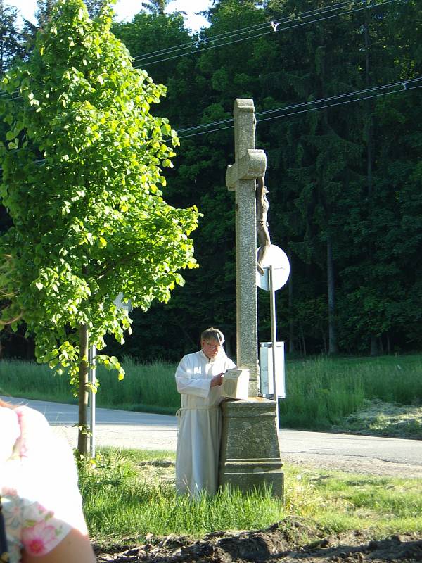 Oslava svátku Božího těla spojená s eucharistickým průvodem.