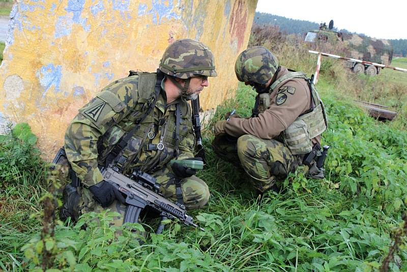 Téměř 300 strakonických vojáků se ve dnech 4. až 15. října zúčastnilo v Boleticích na Českokrumlovsku taktického cvičení. Kromě vojáků zde bylo přítomno skoro 100 hodnotitelů z NATO, kteří vojáky přezkušovali.