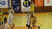 Basketbalistky Strakonic porazily Slovanku 77:71.