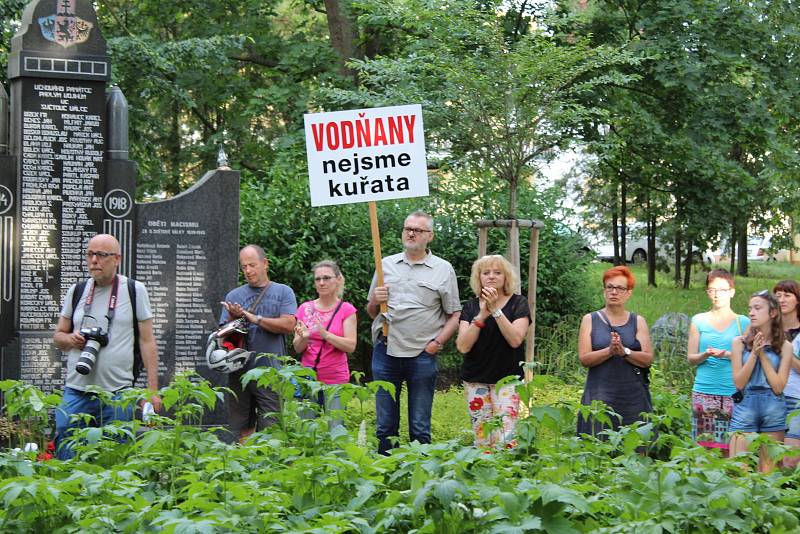 Na demonstraci spolku Milion chvilek pro demokracii ve Vodňanech promluvil v úterý 11. června i zakladatel a hlavní postava tohoto spolku Mikuláš Minář.