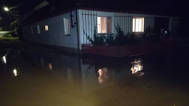 Snímky ze středeční noci, kdy se Přešťovicemi na Strakonicku prohnala blesková povodeň.