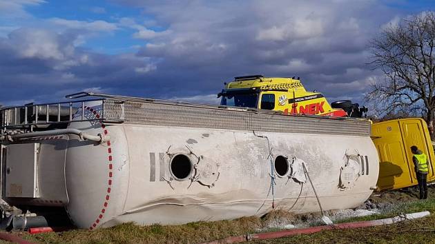 Nehoda cisterny u Skočic na Strakonicku 21. listopadu 2022.