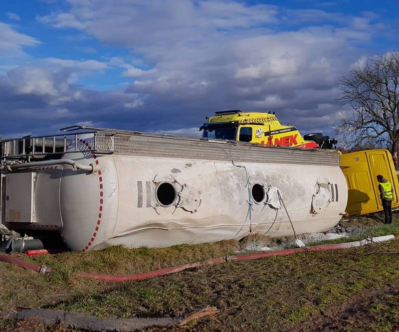 Nehoda cisterny u Skočic na Strakonicku 21. listopadu 2022.