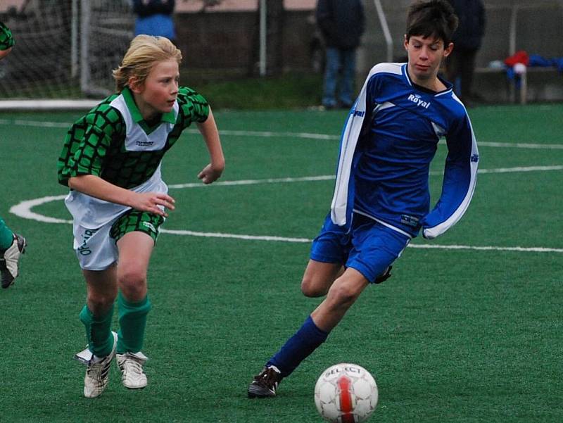 Výběr OFS Strakonice U-13 prohrál v 5. kole meziokresní soutěže doma s Táborem 1:2, mladší tým zvítězil 3:2.