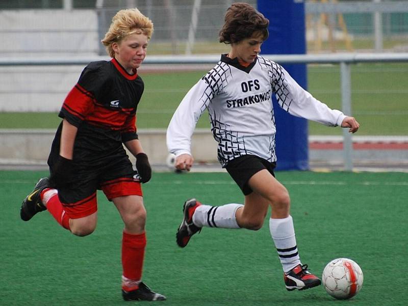 Výběr OFS Strakonice U-13 prohrál v 5. kole meziokresní soutěže doma s Táborem 1:2, mladší tým zvítězil 3:2.