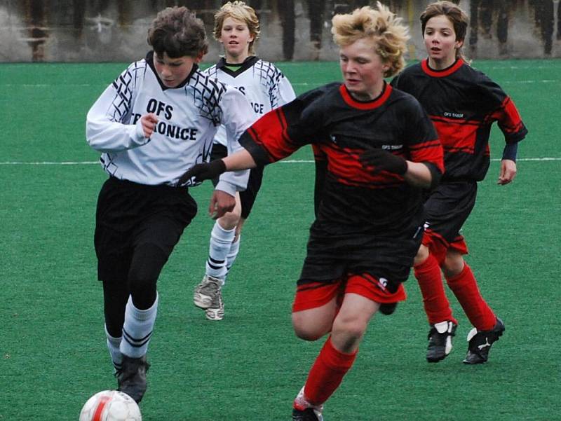 Výběr OFS Strakonice U-13 prohrál v 5. kole meziokresní soutěže doma s Táborem 1:2, mladší tým zvítězil 3:2.