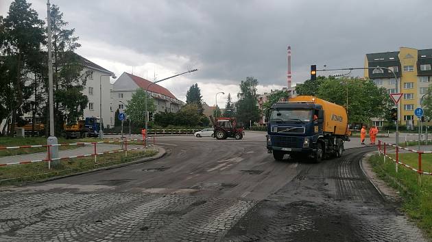 Ve Strakonicích začalo frézování povrchu komunikace na křižovatce u nádraží, které je předzvěstí úprav ulice Písecká. Ty začnou 1. června a potrvají do poloviny července.