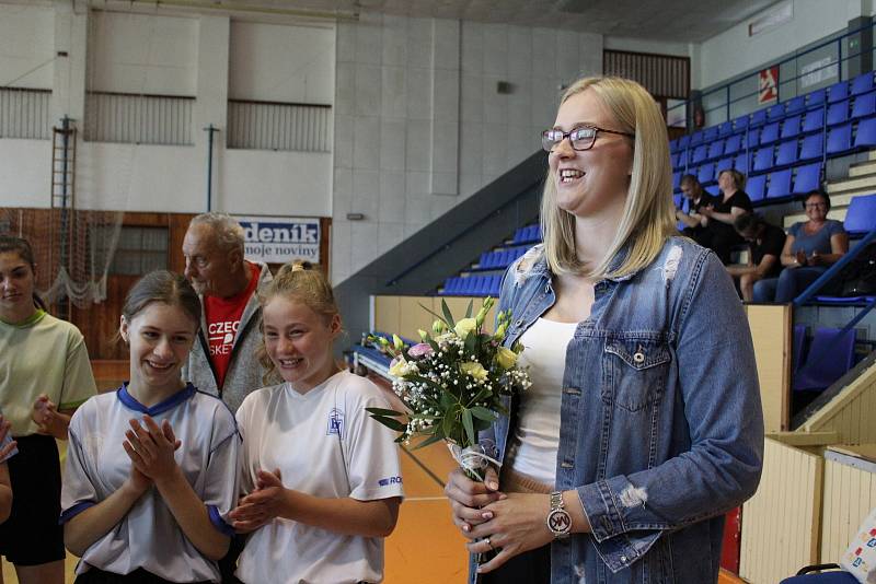 Julia Reisingerová pobesedovala s mladými basketbalistkami BK Strakonice.