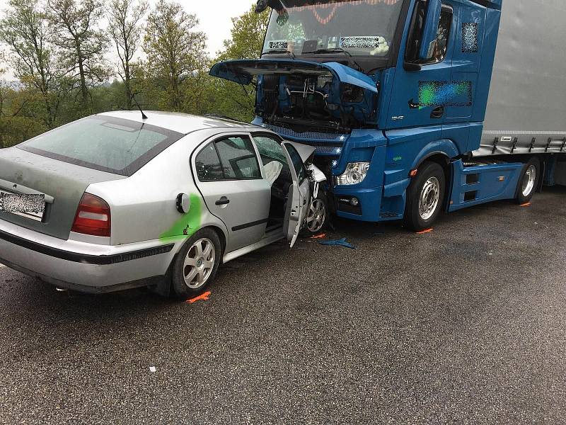 U Svinětic na Strakonicku se střetlo osobní auto s kamionem.